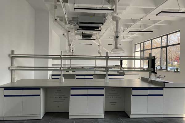 一般全鋼實驗臺在日常維護中應注意防腐工作