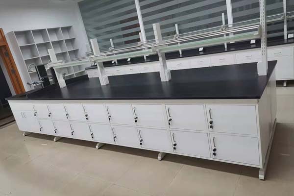 實(shí)驗(yàn)臺(tái)在使用過程中需要注意哪些安全事項(xiàng)？